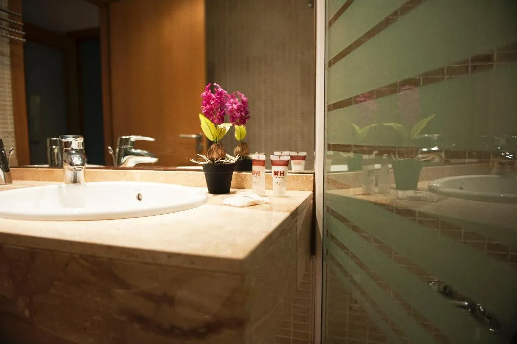 APARTMENT THREE BEDROOMS TWO BATHROOMS Room, MH Apartments Gracia, Barcelona