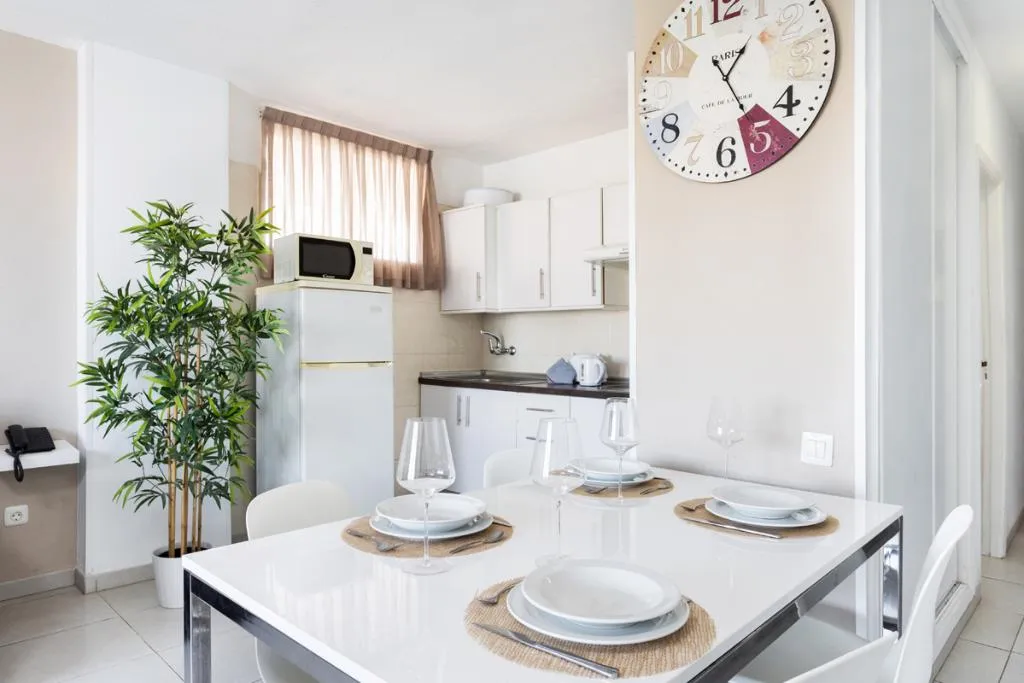 Room, Comodoro, Tenerife