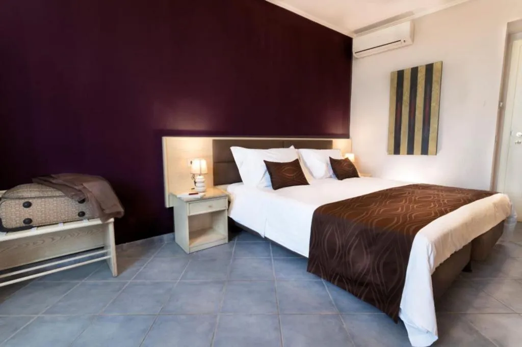 Room, Soleluna, Naples