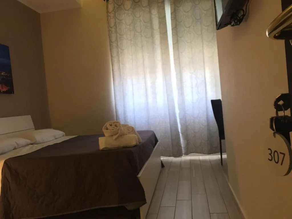 Room, B B Metropolitan, Naples