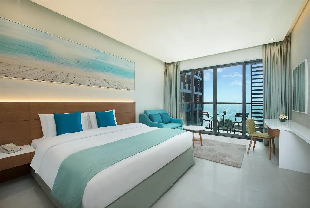 Room SEA VIEW KING BED Room, Wyndham Garden Ajman Corniche, Dubai