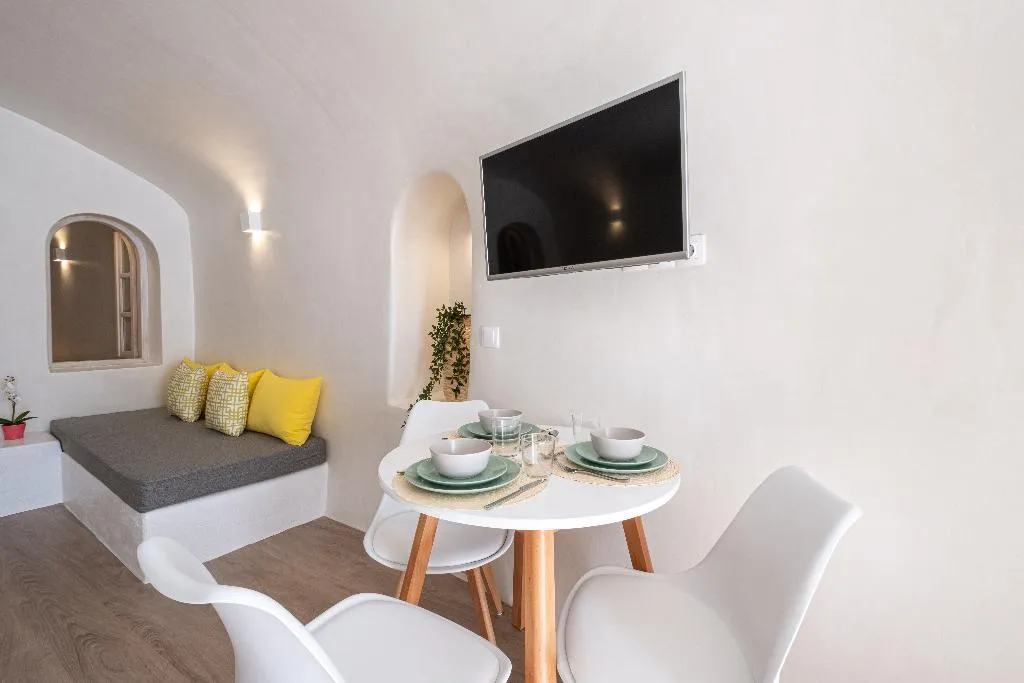HOUSE TWO BEDROOMS TWO BATHROOMS Room, White Orchid Cave House & Studio, Santorini