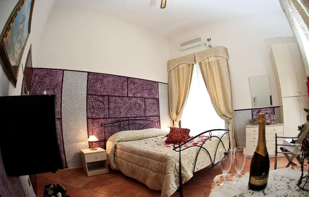 Room, Residence Confalone, Naples