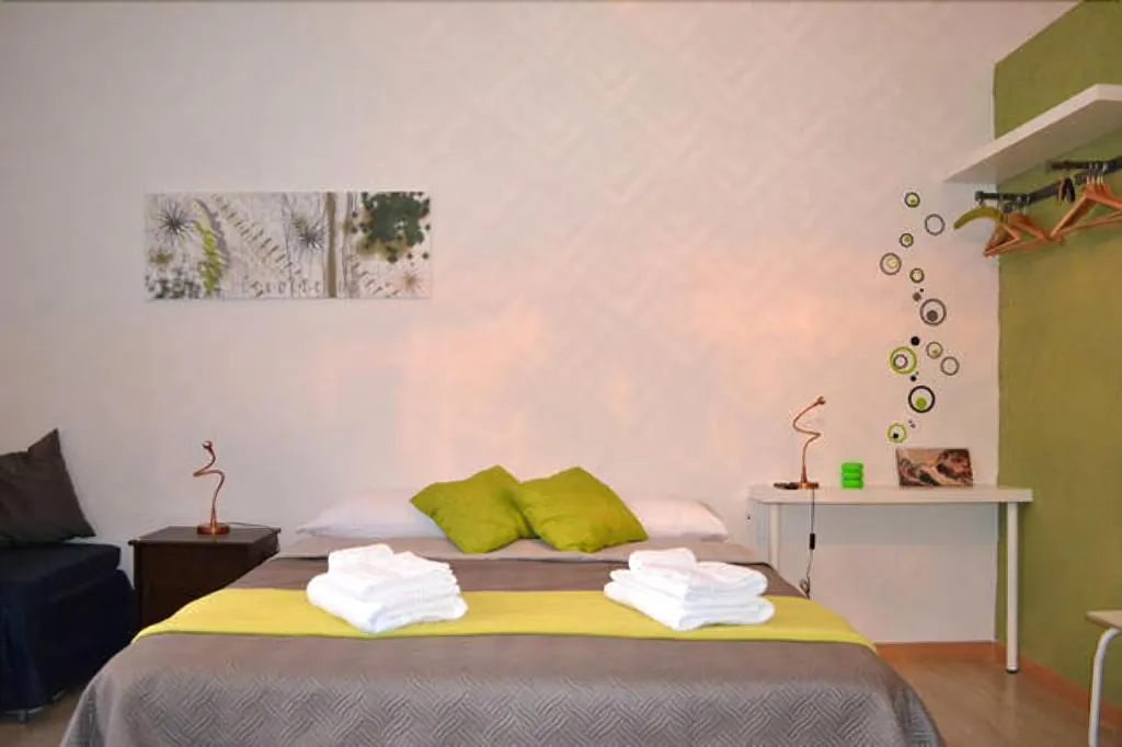 Room, Arthouse, Naples