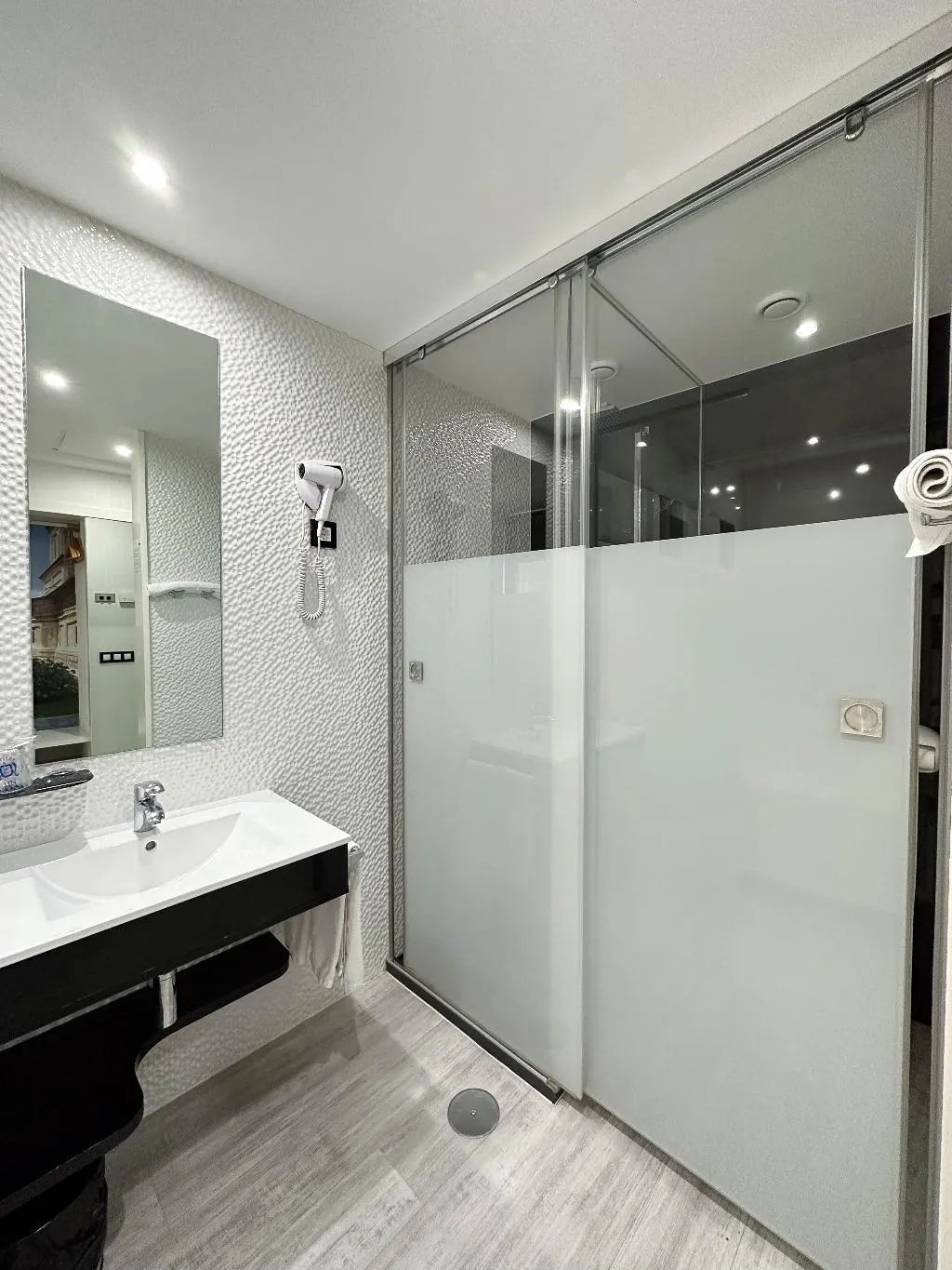 DOUBLE STANDARD Room, Avenida de España, Madrid