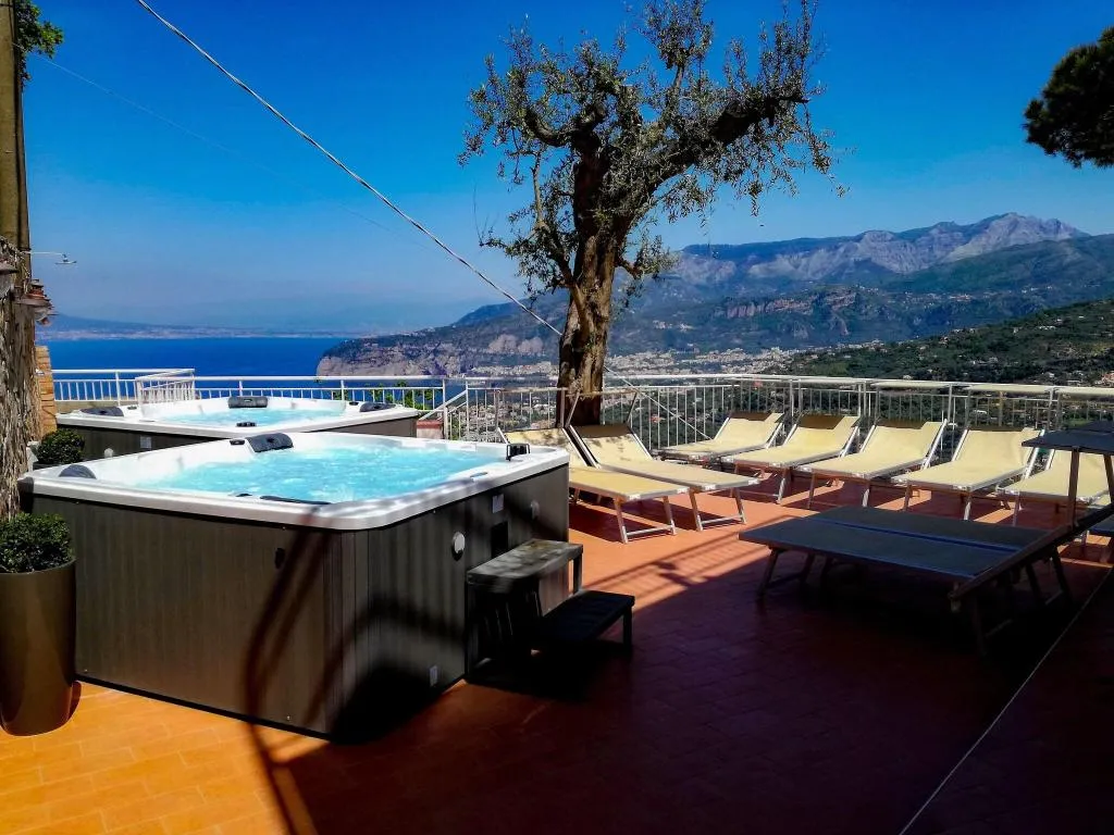 Pool, Villa Fiorita, Naples