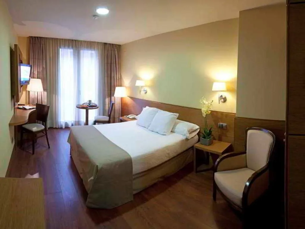 Room, Sterling, Madrid