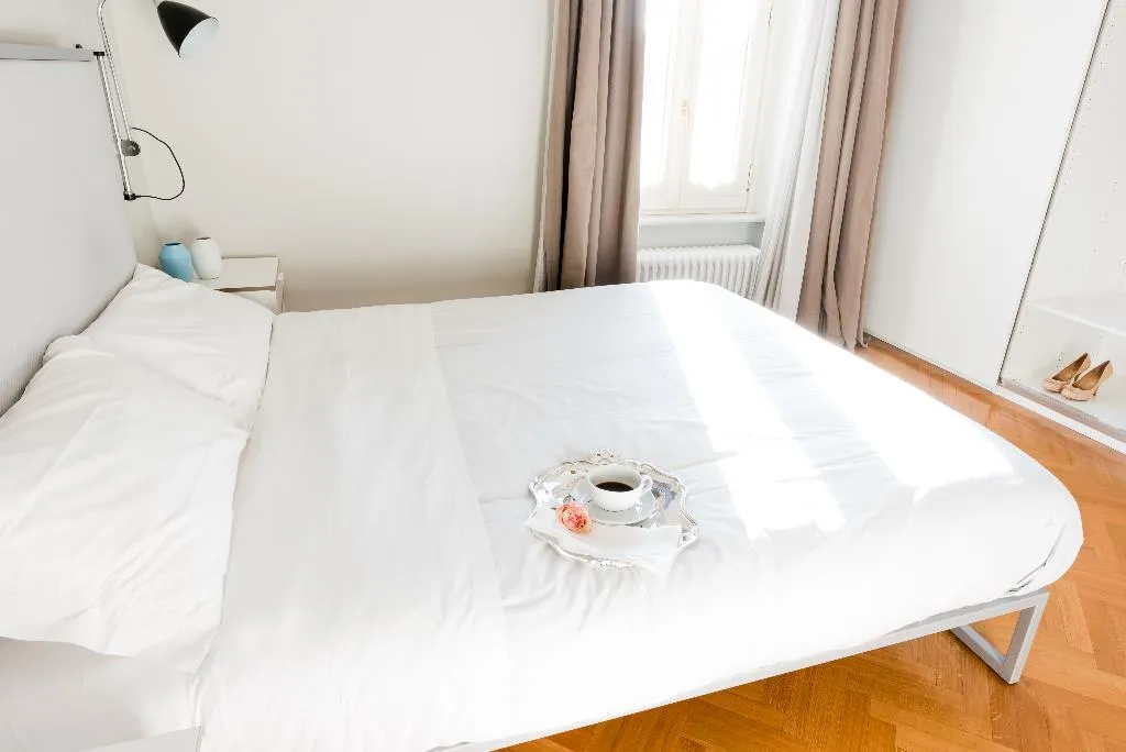 APARTMENT CAPACITY 8 THREE BEDROOMS Room, Fontana Più Stella Apartments, Rome