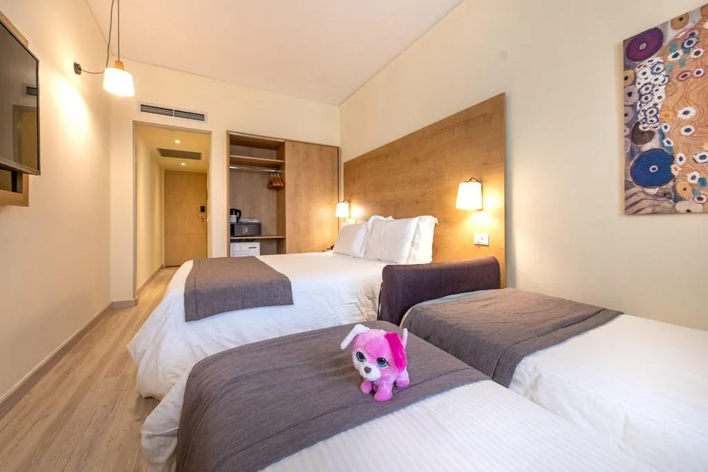 FAMILY ROOM QUEEN SIZE BED Room, Polis Grand Hotel, Athens