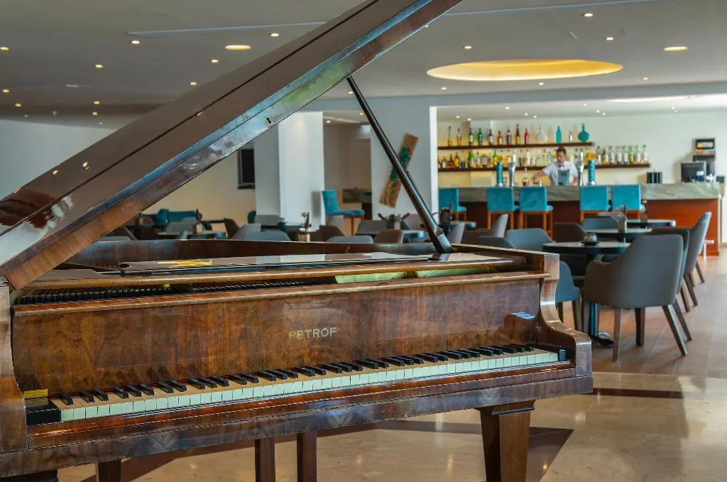 Bar, Queens Bay, Cyprus