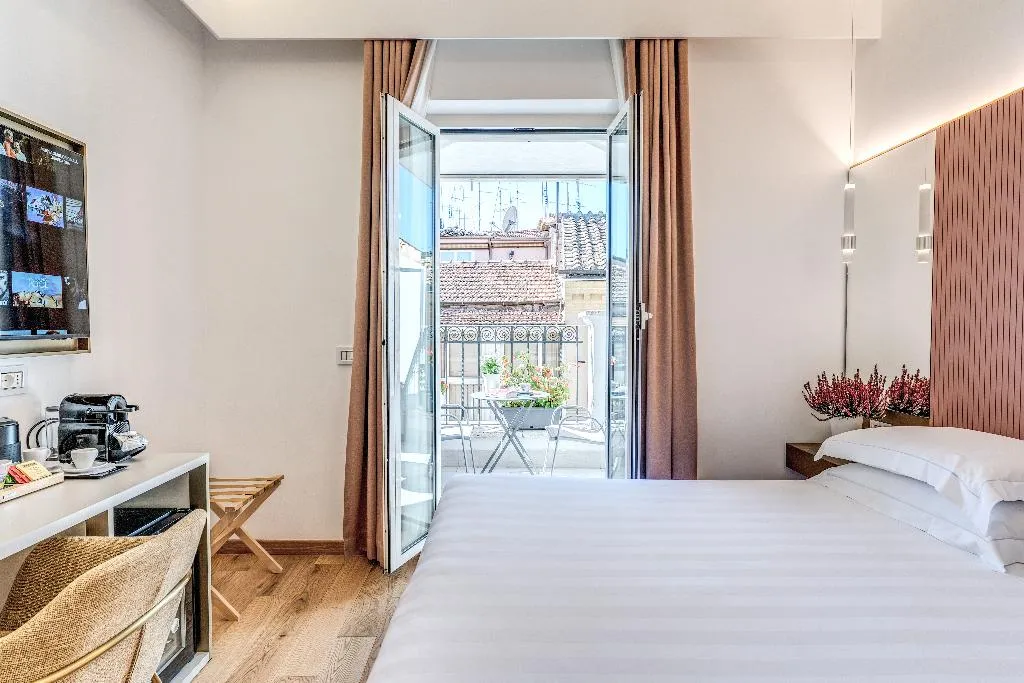 TRIPLE SUPERIOR CITY VIEW Room, Relais Trevi 95 Boutique Hotel, Rome