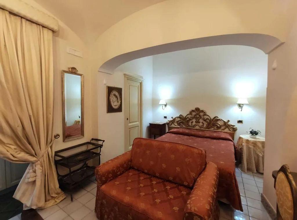 Room, Residenza Del Duca, Naples