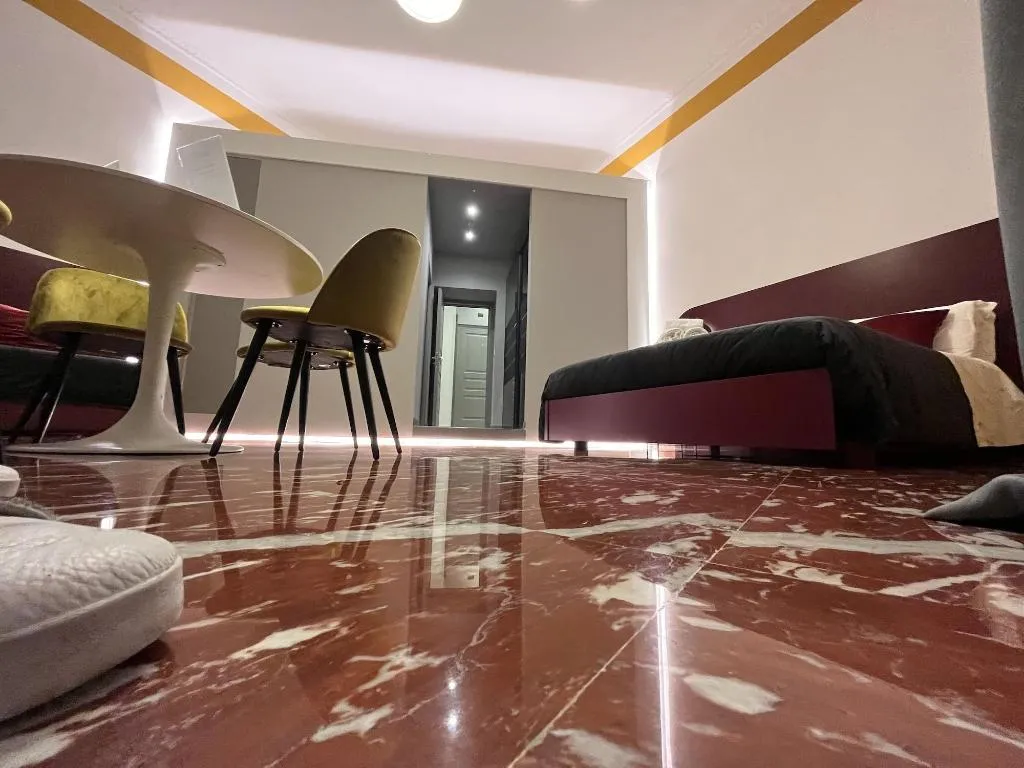 Room, Rettifilo 311, Naples