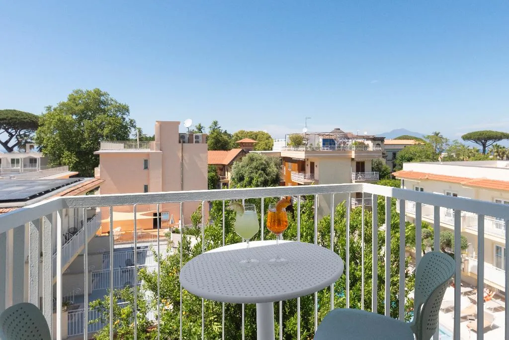TRIPLE SIDE SEA VIEW WITH BALCONY Room, Hotel La Pergola, Naples