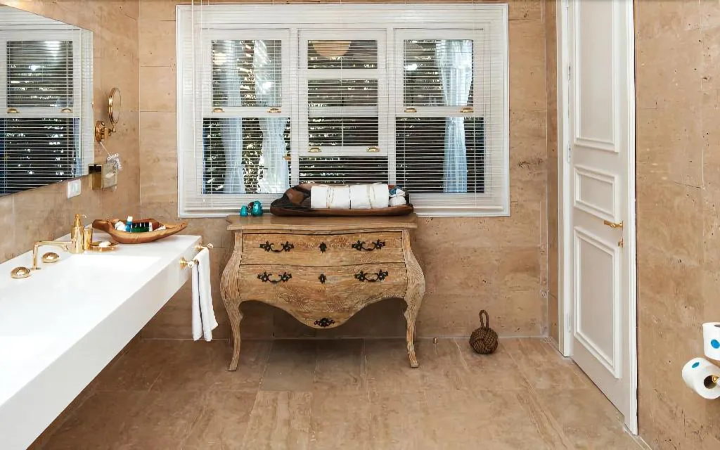 Room, Sabrina's Haus, Dalaman
