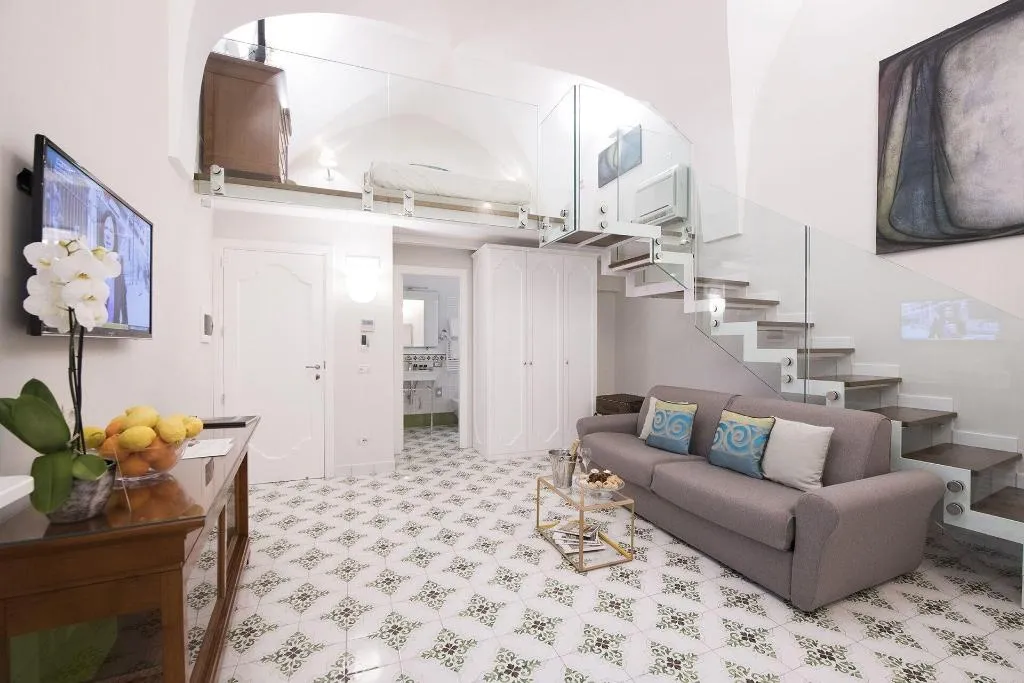 Room, Diecisedici, Naples