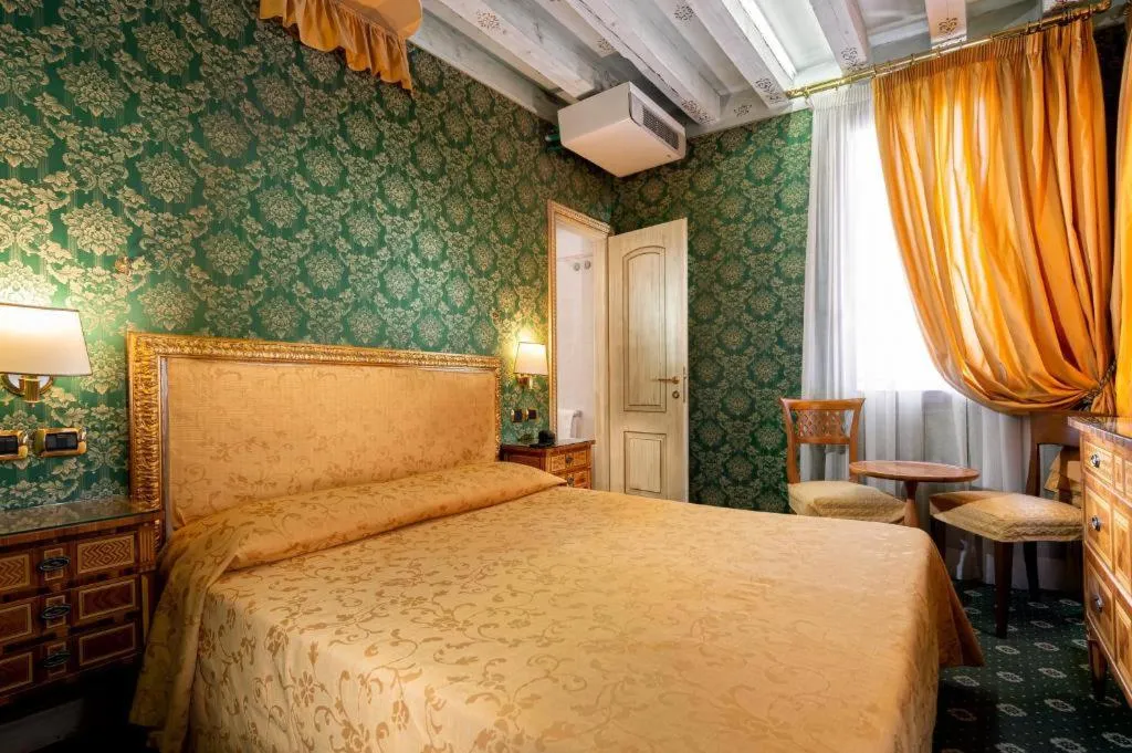 TRIPLE CLASSIC Room, Hotel Santa Marina, Venice
