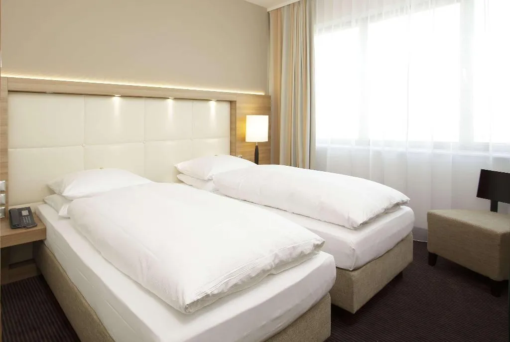 Room, H4 Hotel Berlin Alexanderplatz, Berlin