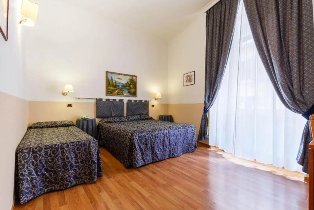 QUADRUPLE STANDARD Room, Paris Hotel, Rome