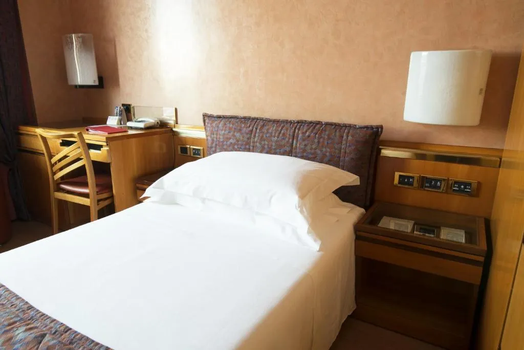 SINGLE CLASSIC CITY VIEW Room, Hotel Michelangelo Milan, Milan