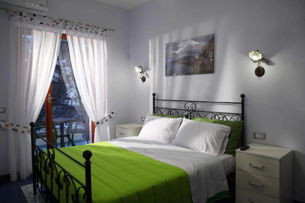 Room, The Reef, Naples
