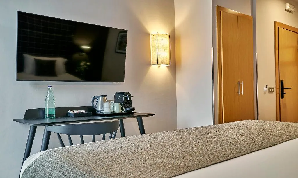 Double or Twin SUPERIOR WITH BALCONY Room, Hesperia Barri Gòtic, Barcelona