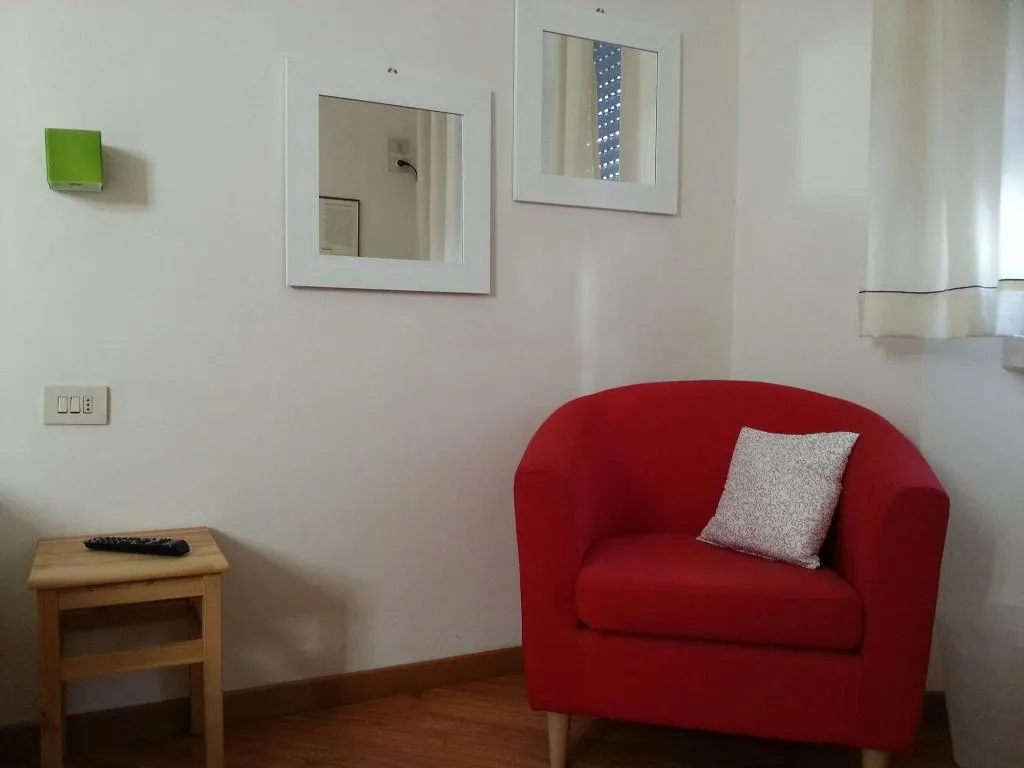 Room, Il Girasole, Milan