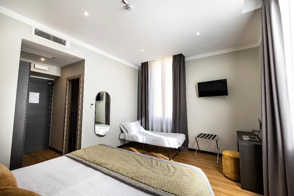 Double or Twin SUPERIOR Room, The Cross, Rome