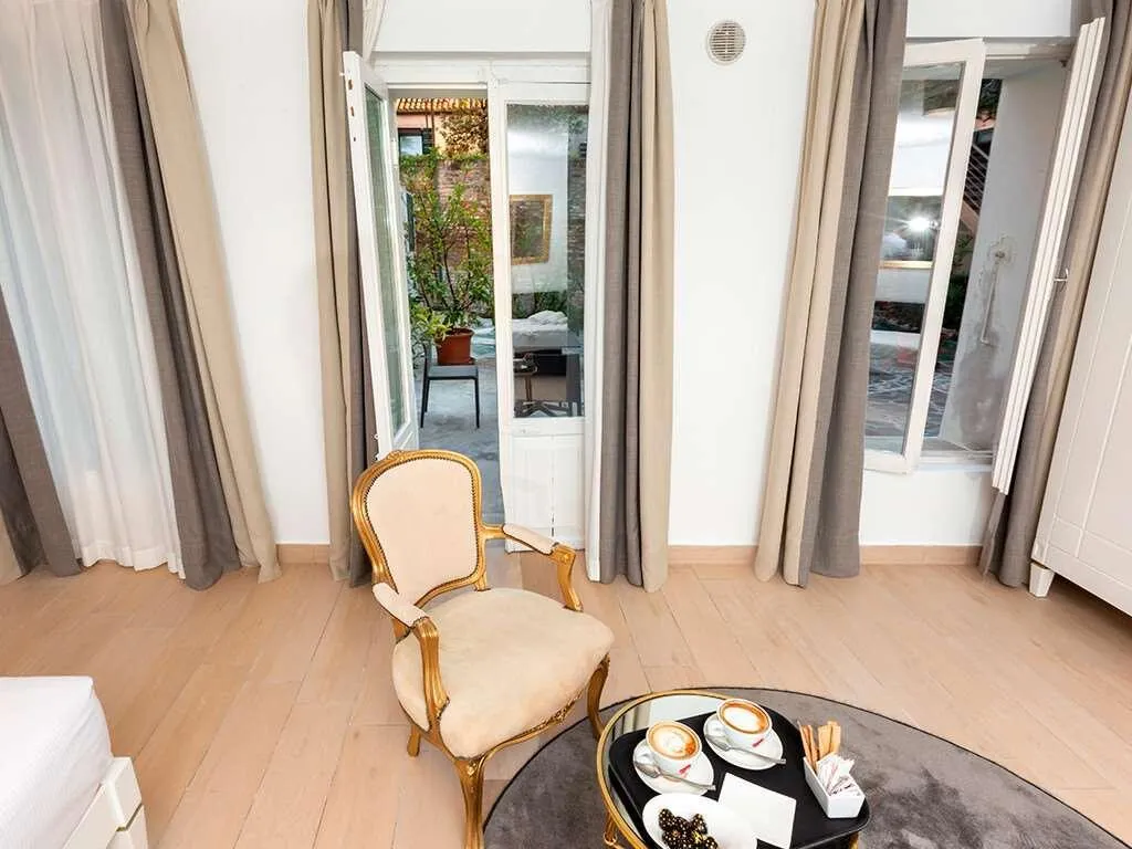 Room, Sonder Salute Palace, Venice