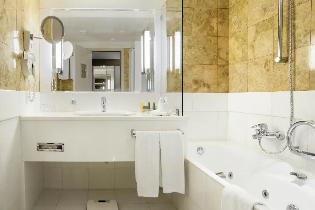 TWIN STANDARD Room, Holiday Inn Athens Attica Av. Airport West, Athens