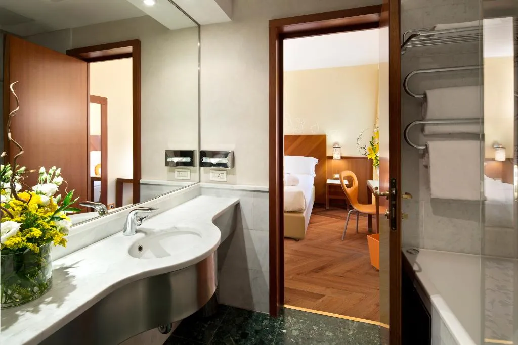 DOUBLE EXECUTIVE CITY VIEW Room, UNA HOTELS Mediterraneo Milano, Milan