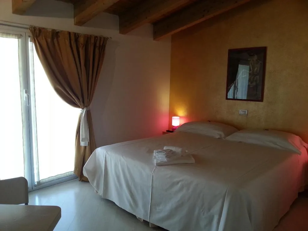 Room, Il Girasole, Milan