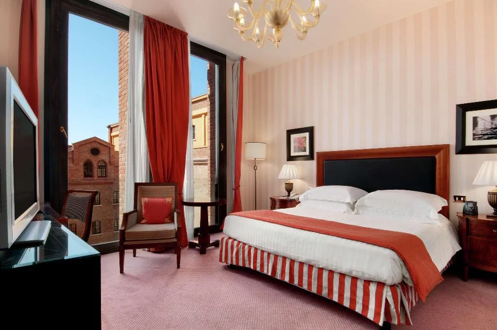 SUITE KING SIZE BED Room, Hilton Molino Stucky Venice, Venice
