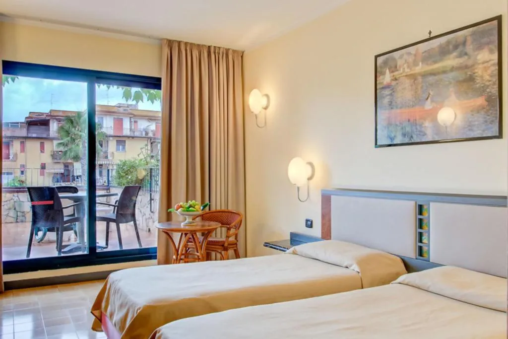 TRIPLE DELUXE Room, Caesar Palace, Catania