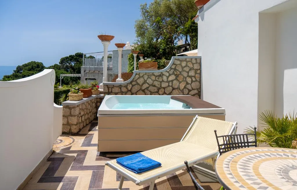 Double or Twin DELUXE WITH JACUZZI Room, La Floridiana, Naples