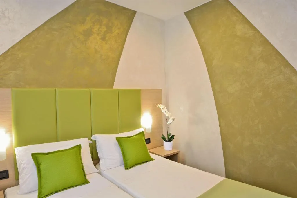 Room, Luxor Florence, Florence