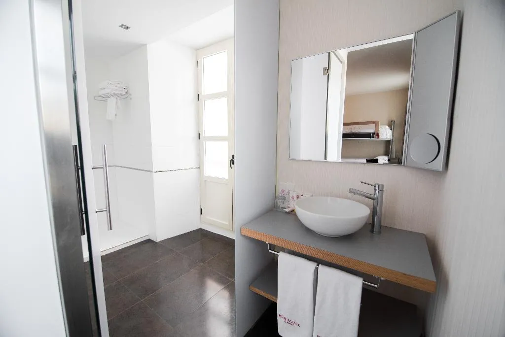 QUADRUPLE STANDARD Room, Petit Palace Santa Cruz, Seville