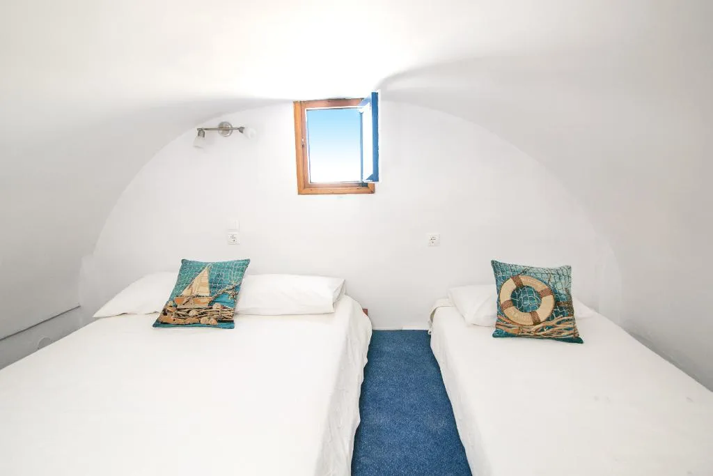 TRIPLE WITH VIEWS Room, Stelios Rooms Golden View, Santorini