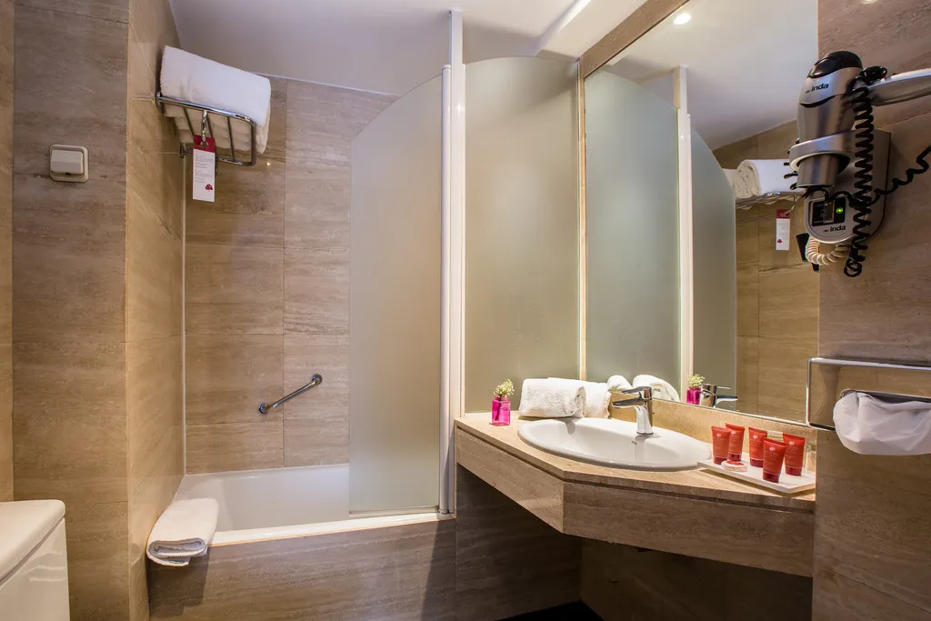 DOUBLE STANDARD Room, Leonardo Hotel Madrid City Center, Madrid