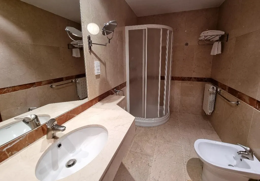 TRIPLE STANDARD Room, Gran Legazpi, Madrid