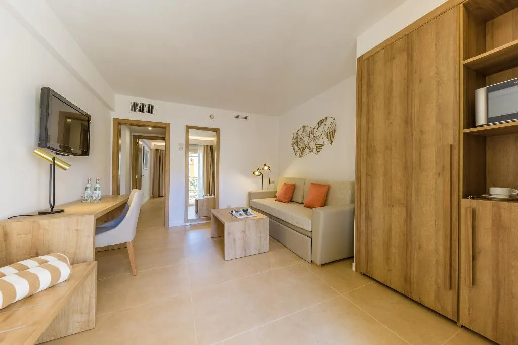 FAMILY ROOM STANDARD Room, Zafiro Cala Mesquida, Majorca