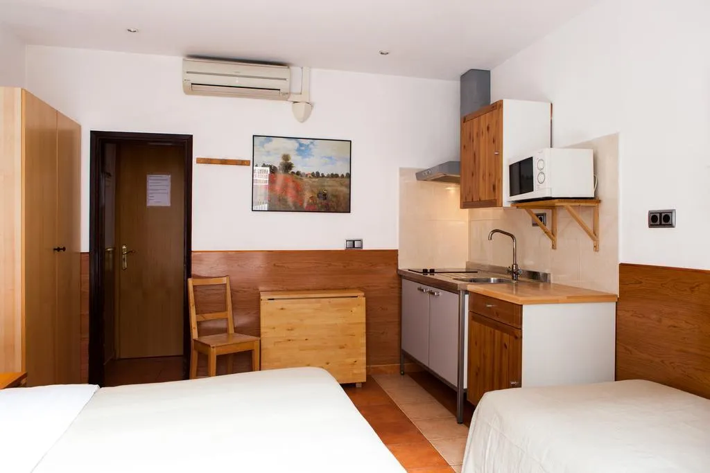 TRIPLE STANDARD Room, Studios Pelayo, Barcelona