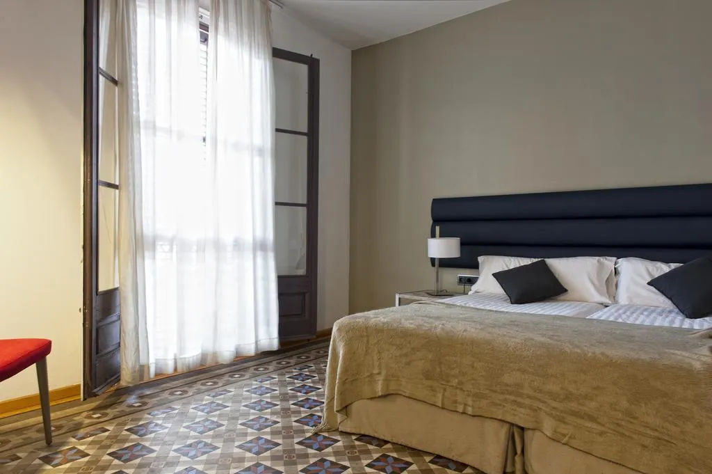 APARTMENT CAPACITY 5 THREE BEDROOM Room, MH Apartments Tetuan, Barcelona