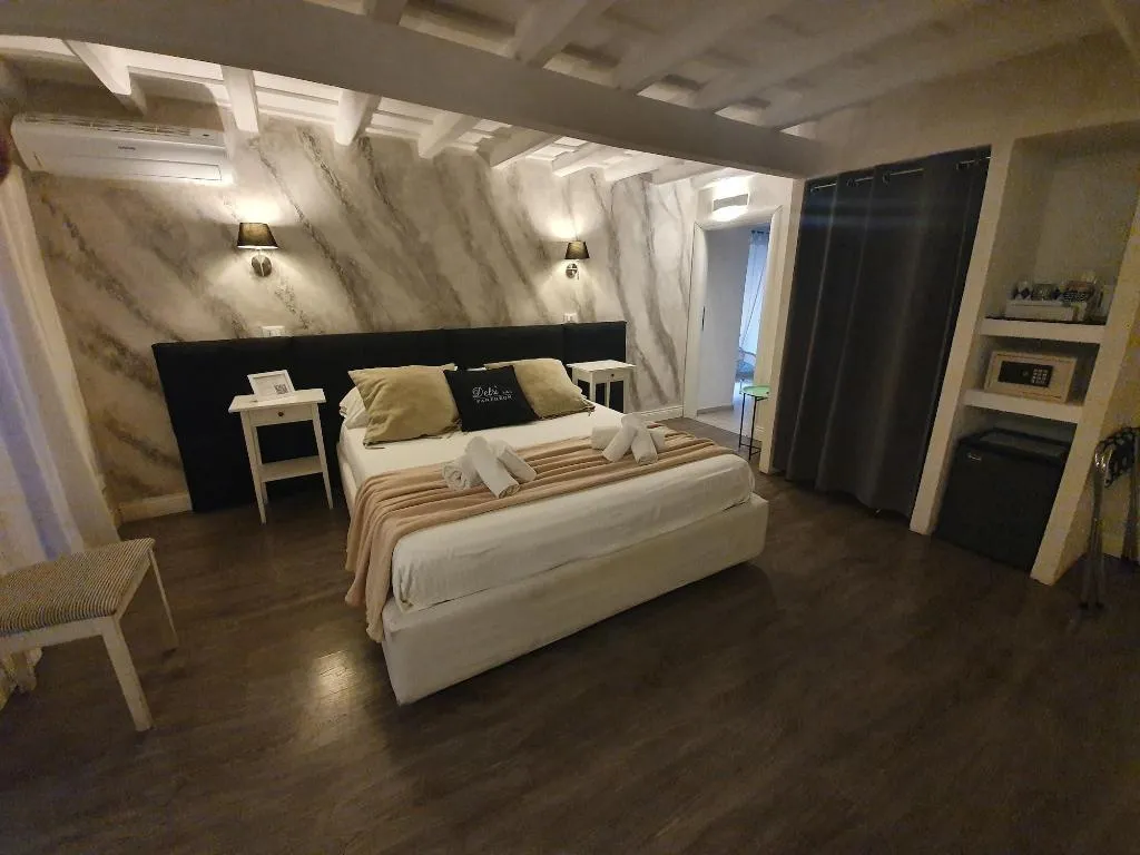 Room, Delsi Suites Pantheon, Rome