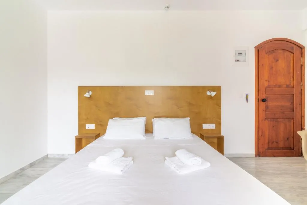 QUADRUPLE ONE BEDROOM ONE BATHROOM Room, Prince Of Lillies, Crete