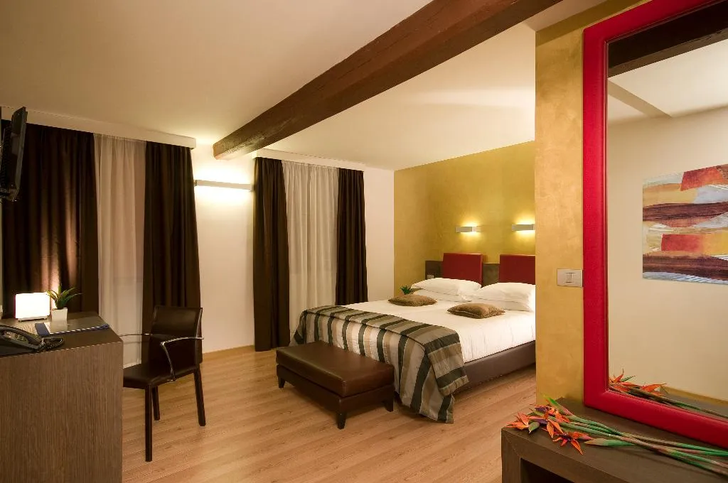 Double or Twin SUPERIOR Room, Trevi, Rome