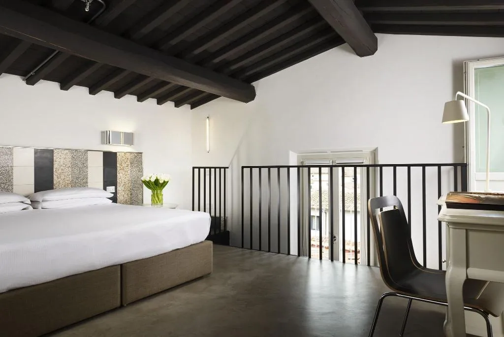 Room, Universo, Florence