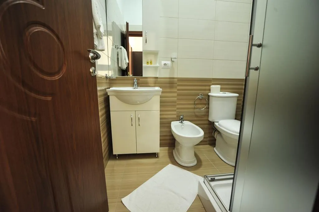 DOUBLE STANDARD Room, Vila e Arte, Tirana