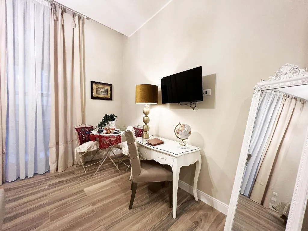 Room, Domus Deorum Deluxe, Naples