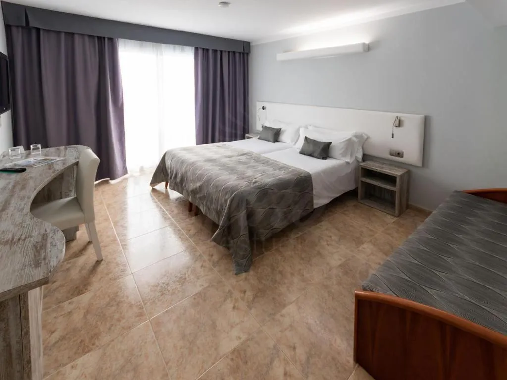 QUADRUPLE STANDARD Room, Bahia del Sol, Majorca